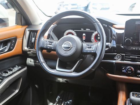 Used 2023 Nissan Pathfinder Platinum FWD image 13
