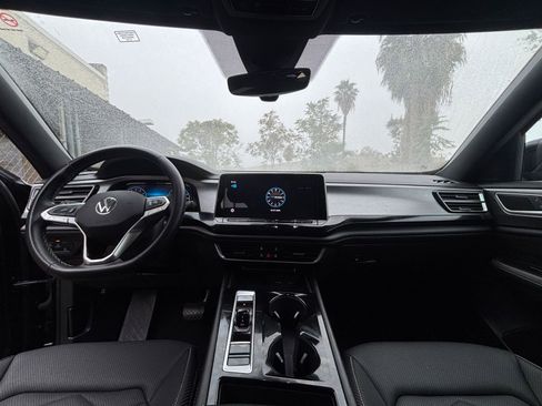 Used 2025 Volkswagen Atlas Cross Sport SE image 33