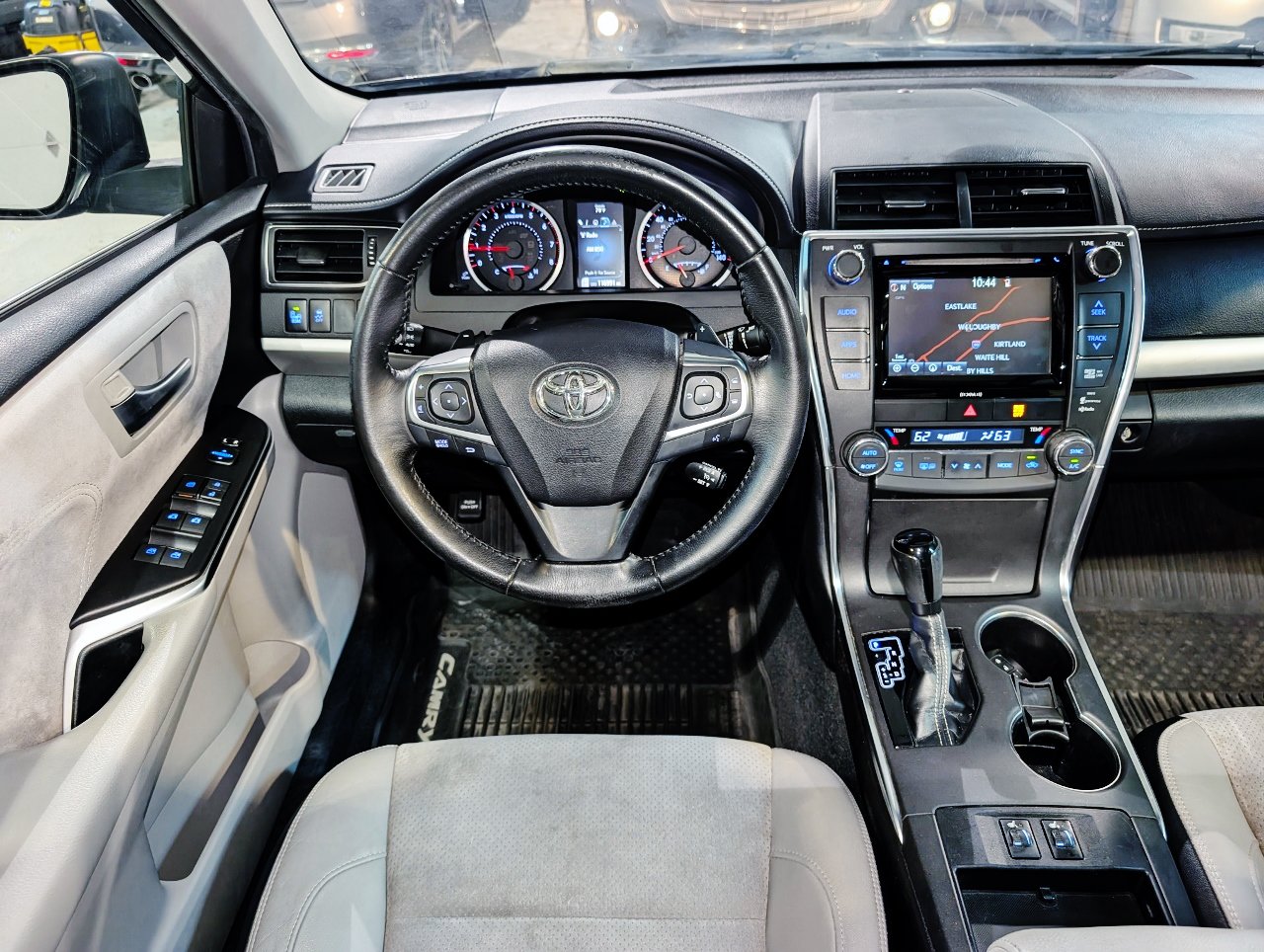 Used 2016 Toyota Camry XSE w/ Moonroof Package FWD image 3