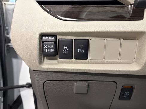 Used 2019 Toyota Sienna XLE image 17