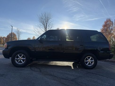 Used 2000 Cadillac Escalade 4WD image 3