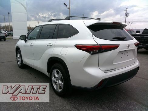 Used 2023 Toyota Highlander LE image 4