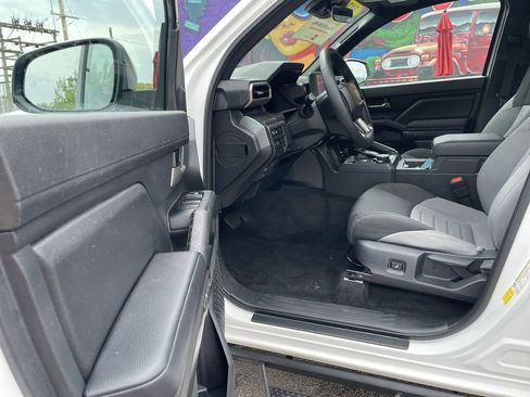 Certified 2025 Toyota Tacoma TRD Off-Road AWD/4WD image 14