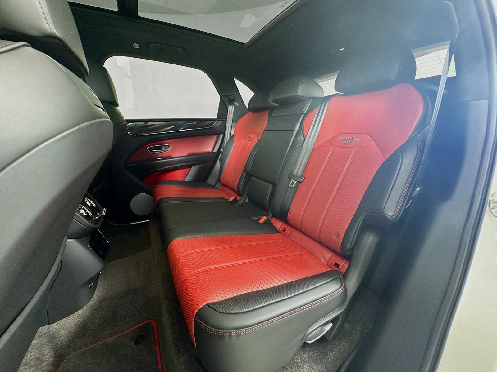 Used 2026 Bentley Bentayga AWD/4WD image 25