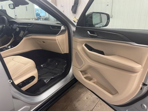 Used 2024 Jeep Grand Cherokee Limited AWD/4WD image 35