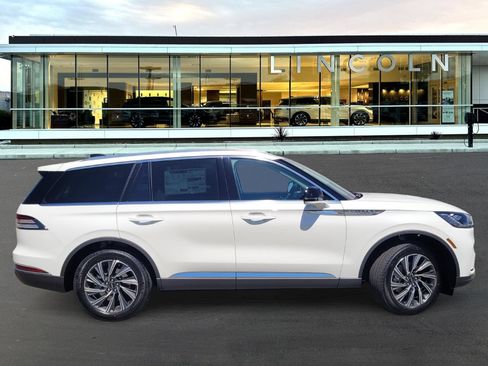Used 2026 Lincoln Aviator AWD image 3