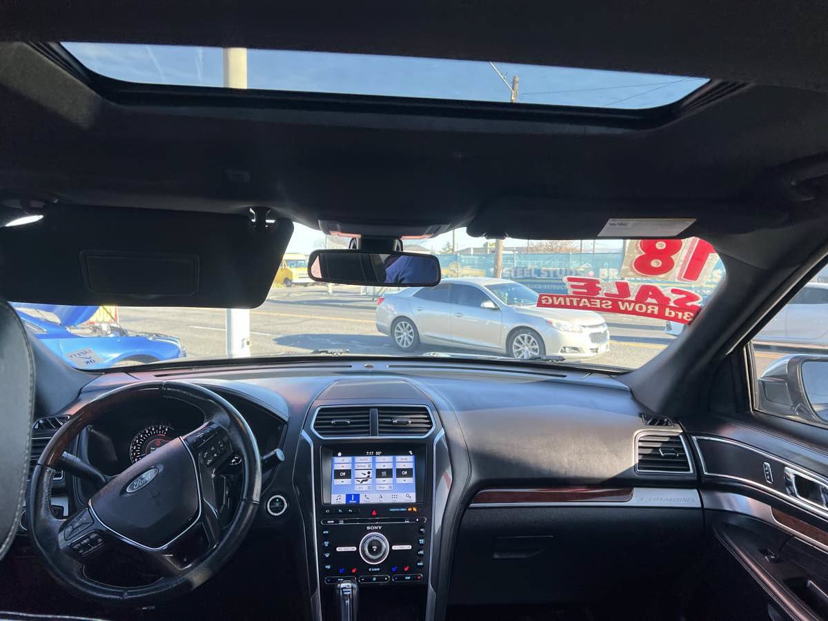 Used 2018 Ford Explorer Platinum AWD/4WD image 10