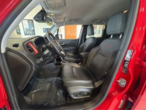 Used 2023 Jeep Renegade Trailhawk w/ Trailhawk Elite Group AWD/4WD image 4