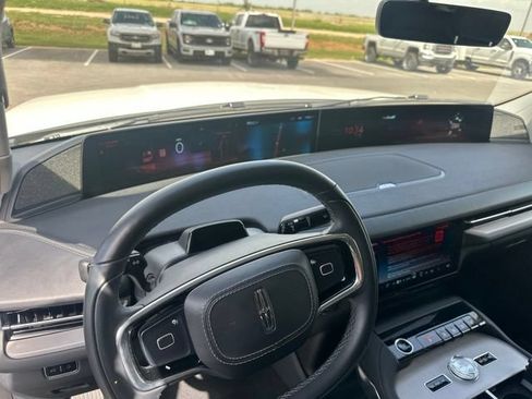 Used 2025 Lincoln Navigator L Reserve AWD/4WD image 5