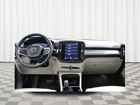 Used 2022 Volvo XC40 T4 Momentum FWD image 2