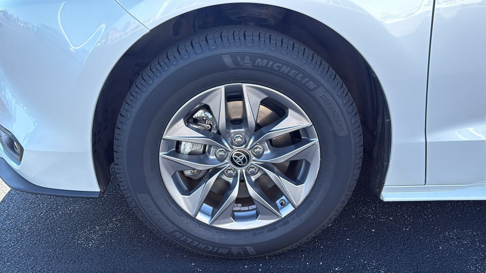 Certified 2025 Toyota Sienna XLE FWD image 9