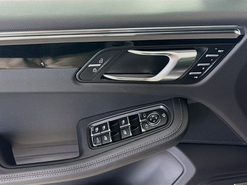 Certified 2025 Porsche Macan image 11