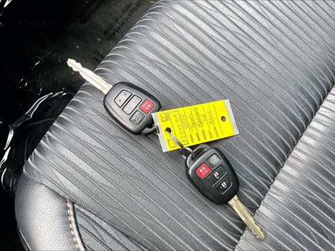 Used 2015 Toyota Highlander Plus FWD image 13