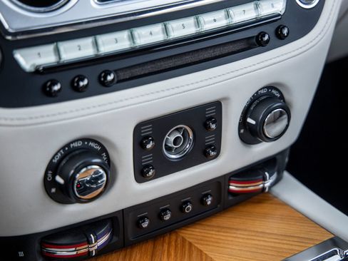 Used 2016 Rolls-Royce Dawn RWD image 36