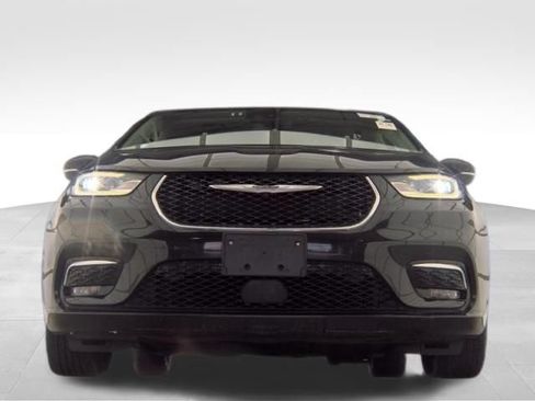 Used 2023 Chrysler Pacifica Touring-L FWD image 2