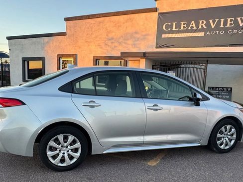 Used 2021 Toyota Corolla LE image 11