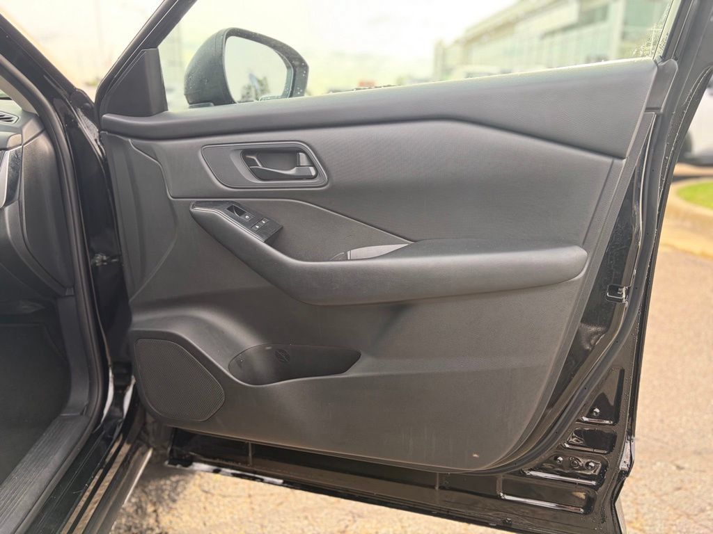 Used 2024 Nissan Rogue S AWD/4WD image 13