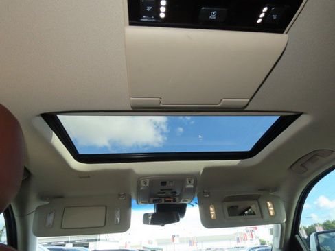 Used 2017 Cadillac Escalade Luxury AWD/4WD image 23