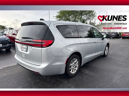 Used 2024 Chrysler Pacifica Touring-L FWD image 6
