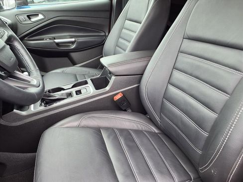 Used 2019 Ford Escape Titanium image 3