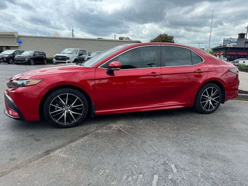 Used 2021 Toyota Camry SE w/ Cold Weather Package image 2