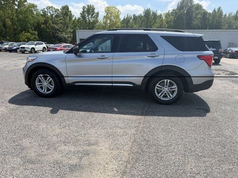 Used 2024 Ford Explorer XLT RWD image 9