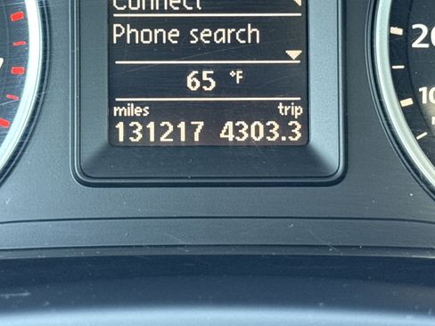 Used 2011 Volkswagen Tiguan S image 4