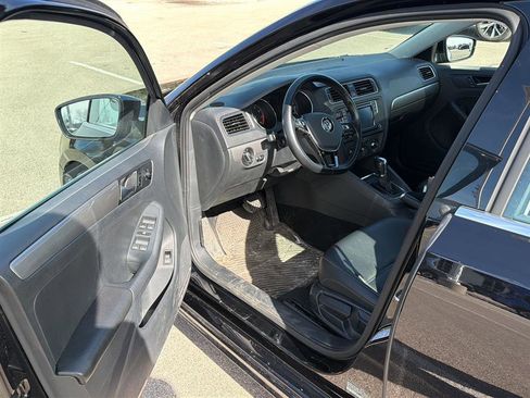 Used 2018 Volkswagen Jetta SE image 3