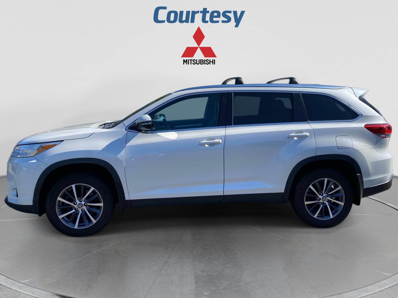 Used 2019 Toyota Highlander XLE AWD/4WD image 2
