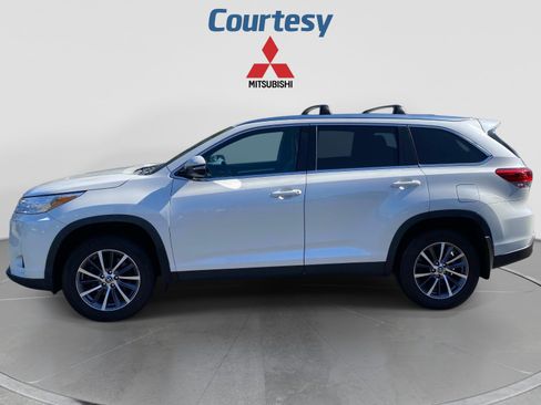 Used 2019 Toyota Highlander XLE AWD/4WD image 2