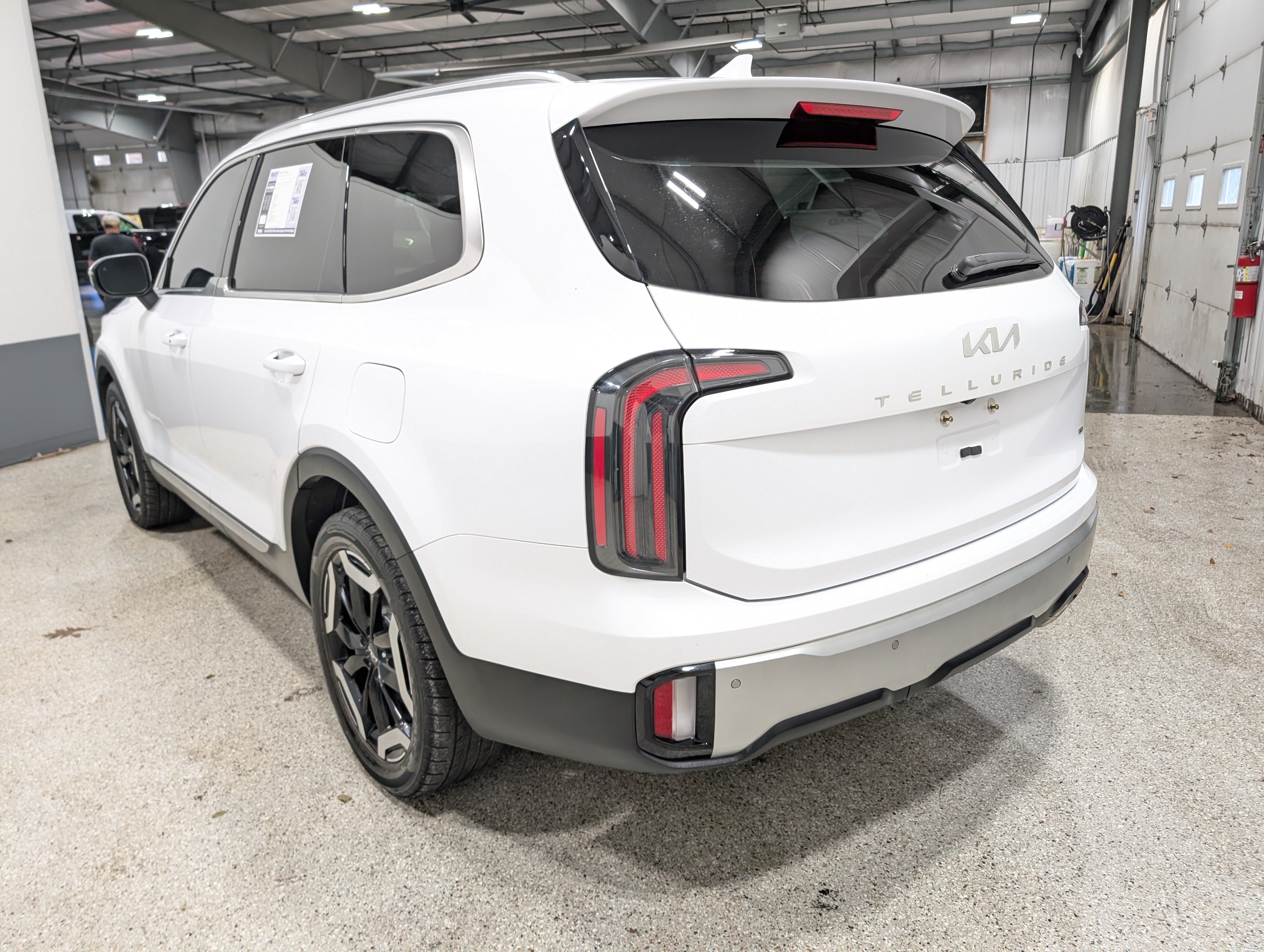 Used 2024 Kia Telluride EX w/ EX Captain's Chair Package AWD/4WD image 5