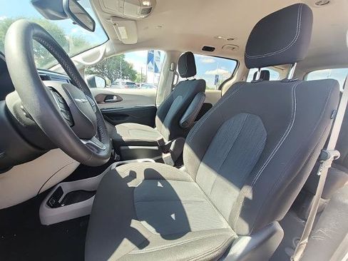 Used 2023 Chrysler Voyager LX FWD image 7
