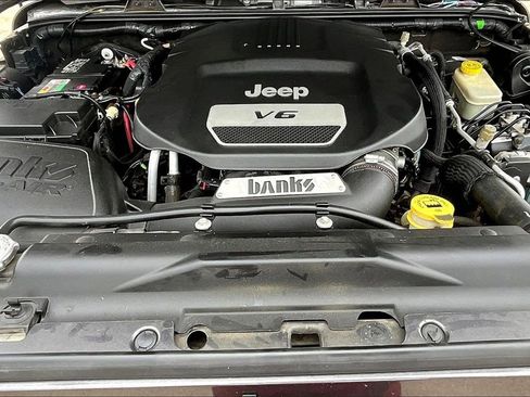 Used 2016 Jeep Wrangler Unlimited Sahara image 9