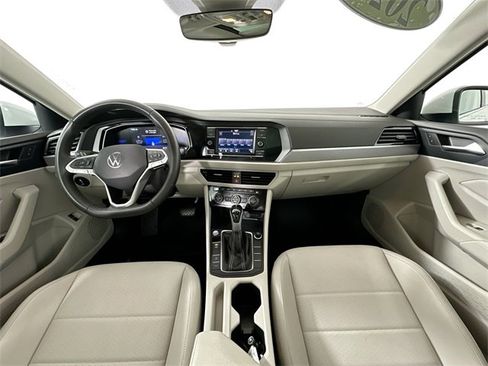 Used 2024 Volkswagen Jetta SE w/ Panoramic Sunroof Package image 3