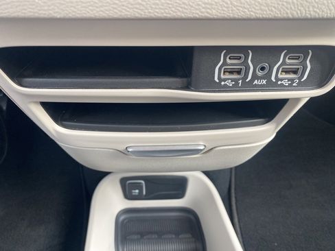 Used 2024 Chrysler Pacifica Touring-L image 19