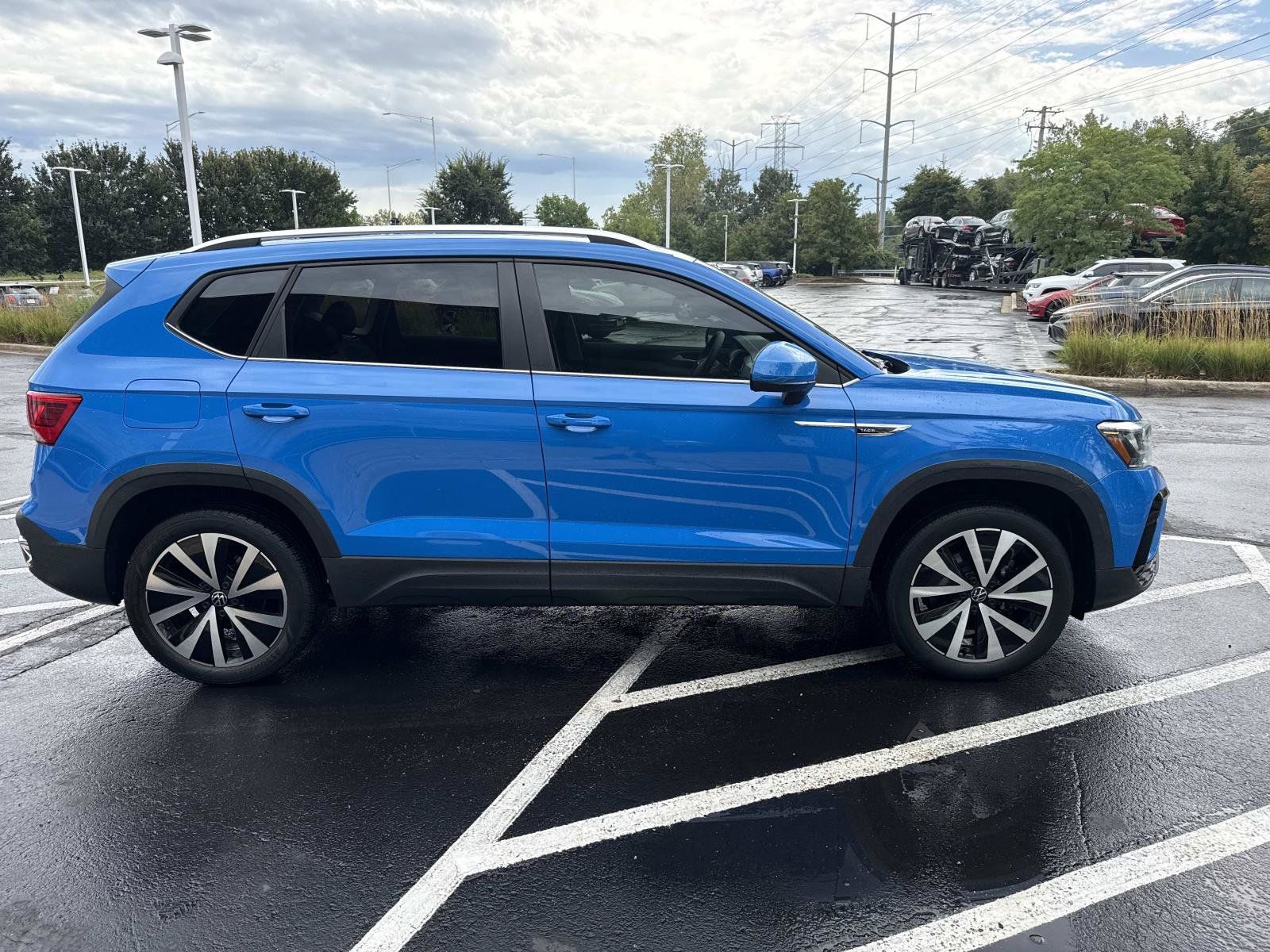 Used 2022 Volkswagen Taos SE w/ Panoramic Sunroof Package FWD image 5