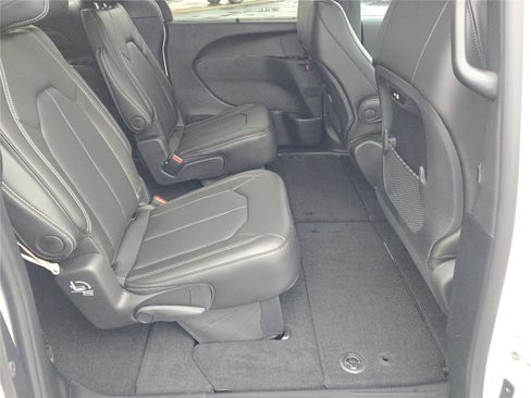 New 2026 Chrysler Pacifica Select image 9