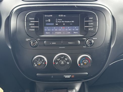 Used 2019 Kia Soul FWD image 12