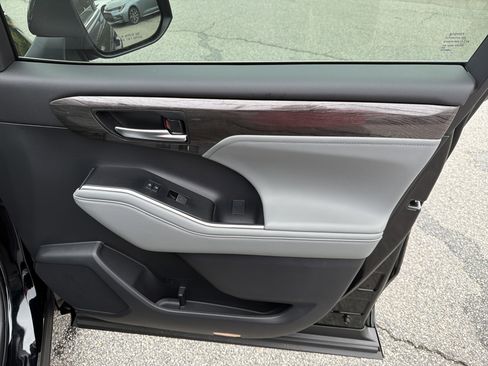 New 2026 Toyota Highlander Platinum image 24