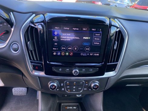 Used 2022 Chevrolet Traverse LT image 11