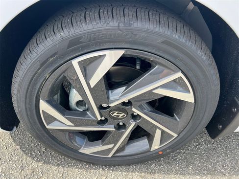 Used 2025 Hyundai Elantra Limited image 11