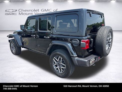 Used 2026 Jeep Wrangler Unlimited Sahara AWD/4WD image 3