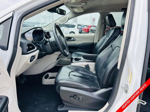 Used 2022 Chrysler Pacifica Touring-L FWD image 3