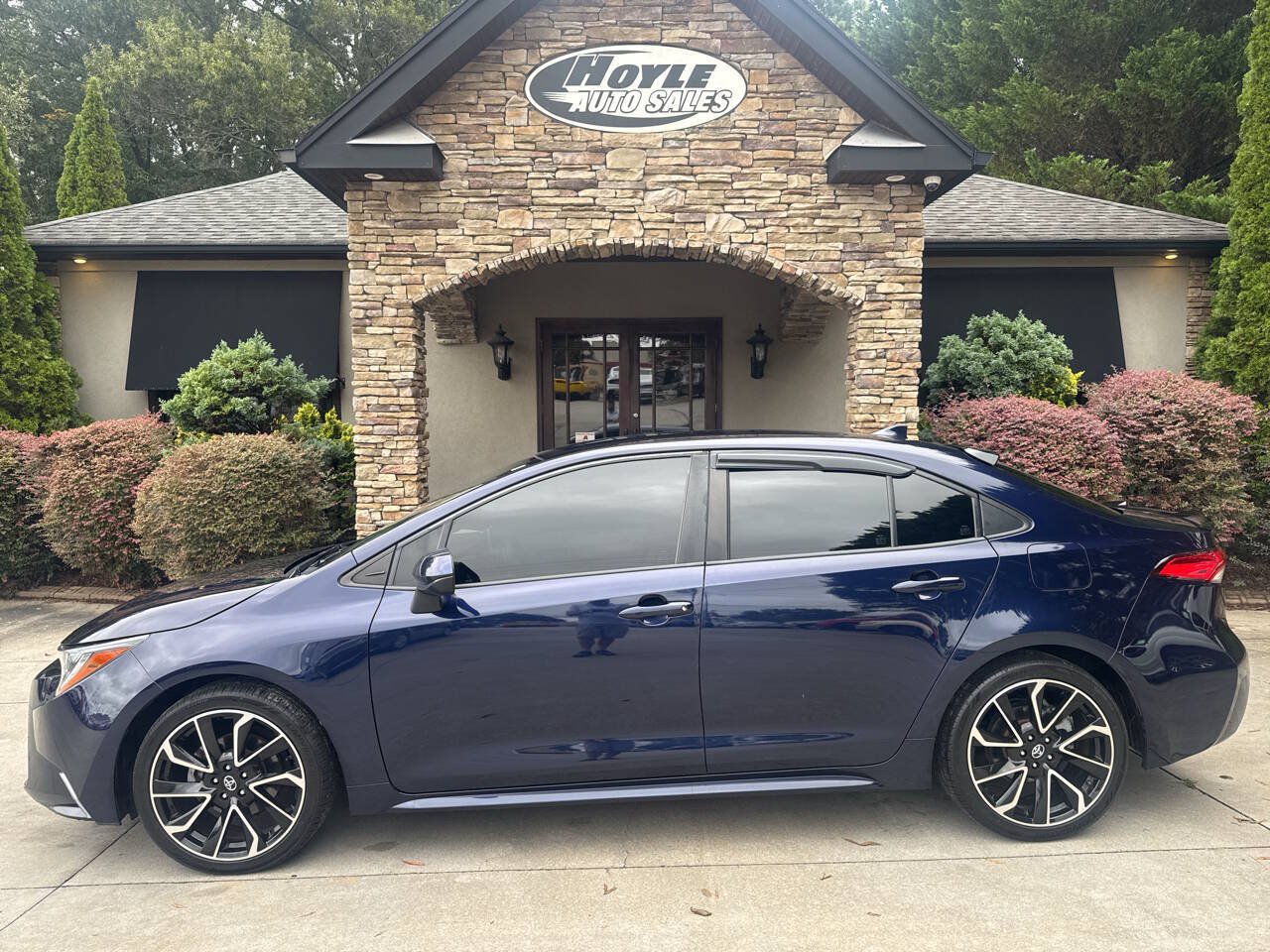 Used 2020 Toyota Corolla LE FWD image 1