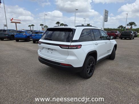 Used 2024 Jeep Grand Cherokee Altitude image 7