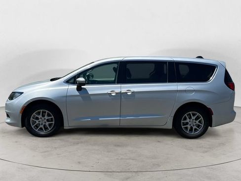 Used 2023 Chrysler Voyager LX FWD image 2