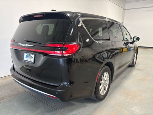 Used 2024 Chrysler Pacifica Touring-L FWD image 5