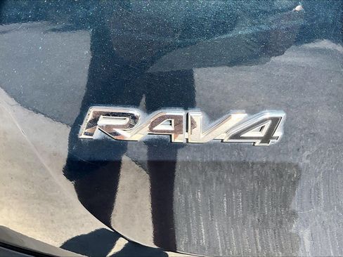 Used 2018 Toyota RAV4 XLE FWD image 31