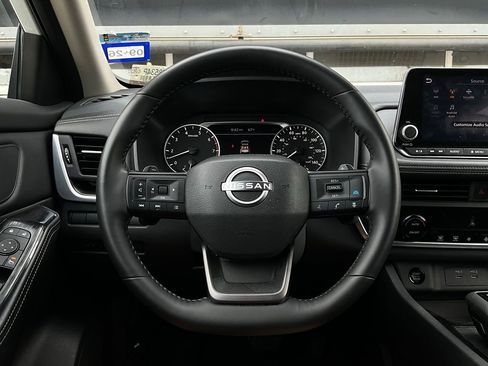 Used 2025 Nissan Rogue SV image 32