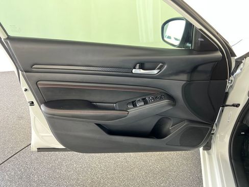 Used 2022 Nissan Altima 2.5 SR image 12